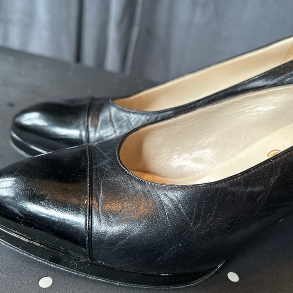Vintage 80s Chanel pump with patent cap toe - Picture 5 of 7